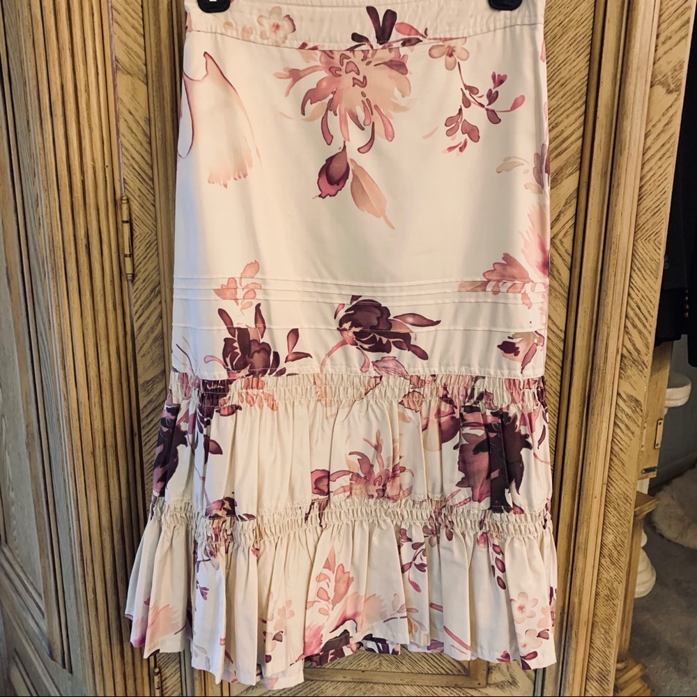 Banana Republic Silk lined skirt w/ Ruffles!